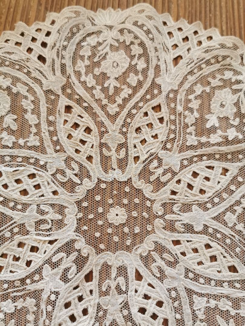 アンティーク キャリックマクロスレース 花と蓮 百合紋アップリケ 籠編みドイリー