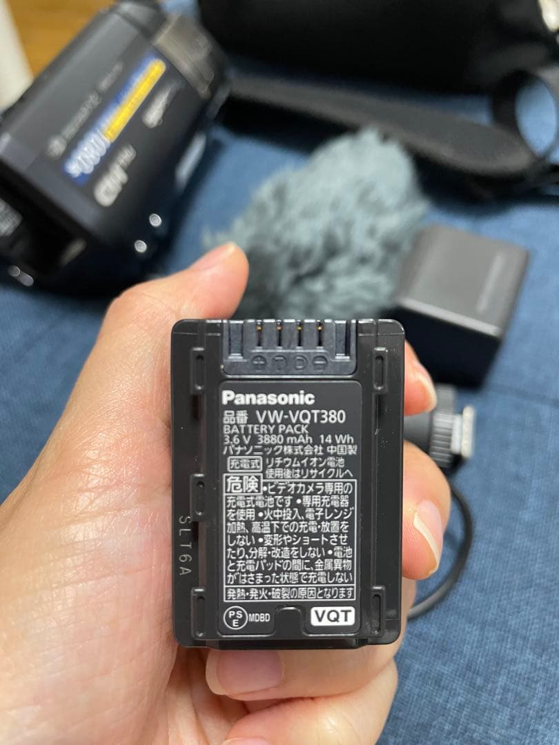 Panasonic HC-V720M ビデオカメラ 本体とアクセサリー