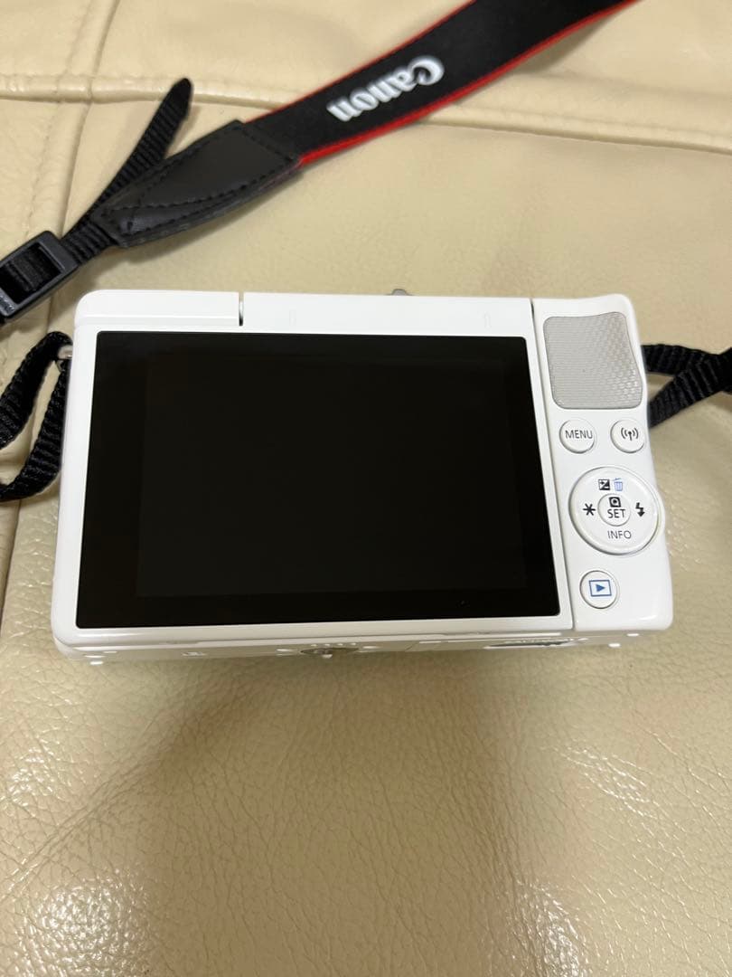 Canon EOS M100 ホワイト レンズ2本・カメラカバー付き