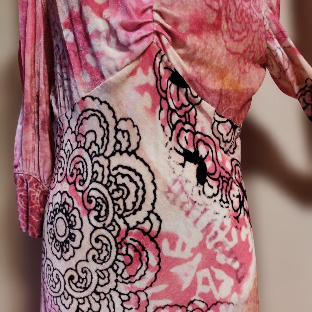 galliano 花柄ピンク系Vネックひざ丈ワンピース