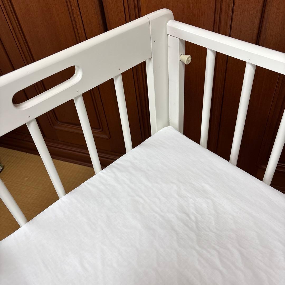 カトージ　木製ホワイトミニミニベビーベッド キャスター付き