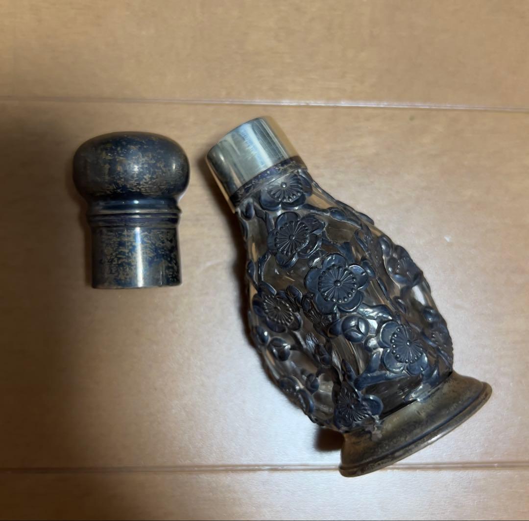 銀製 梅文様 透かし彫り 骨董品 調味料ケース 瓶