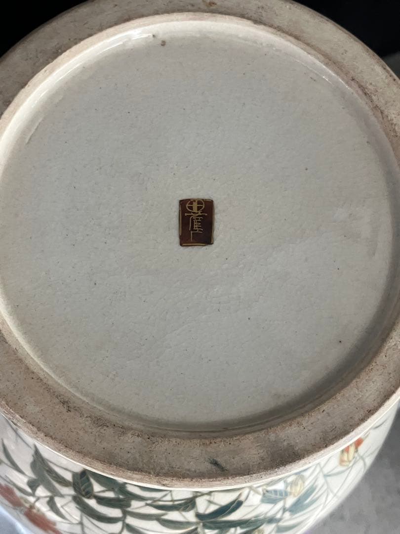 花と藤の模様の陶器花瓶