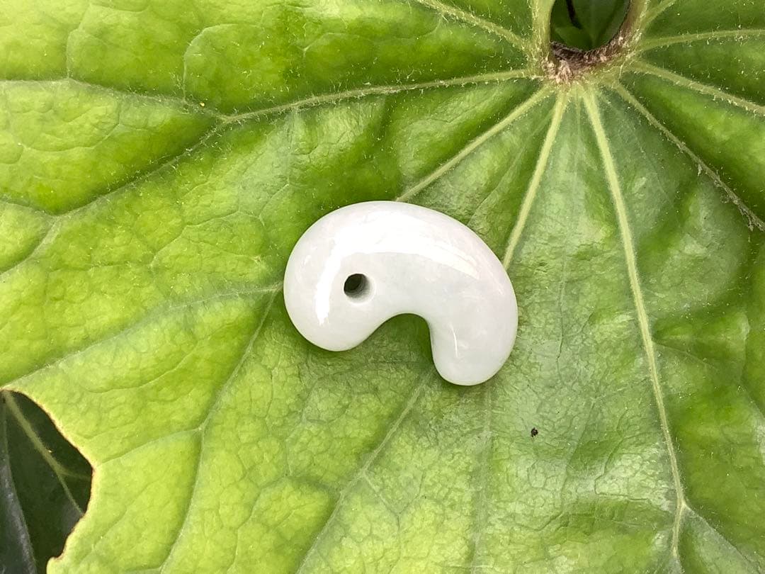 ✳極上物　本物ジェダイト　糸魚川翡翠勾玉　最安値卸し‼️ 守護石に　鑑定機関鑑…