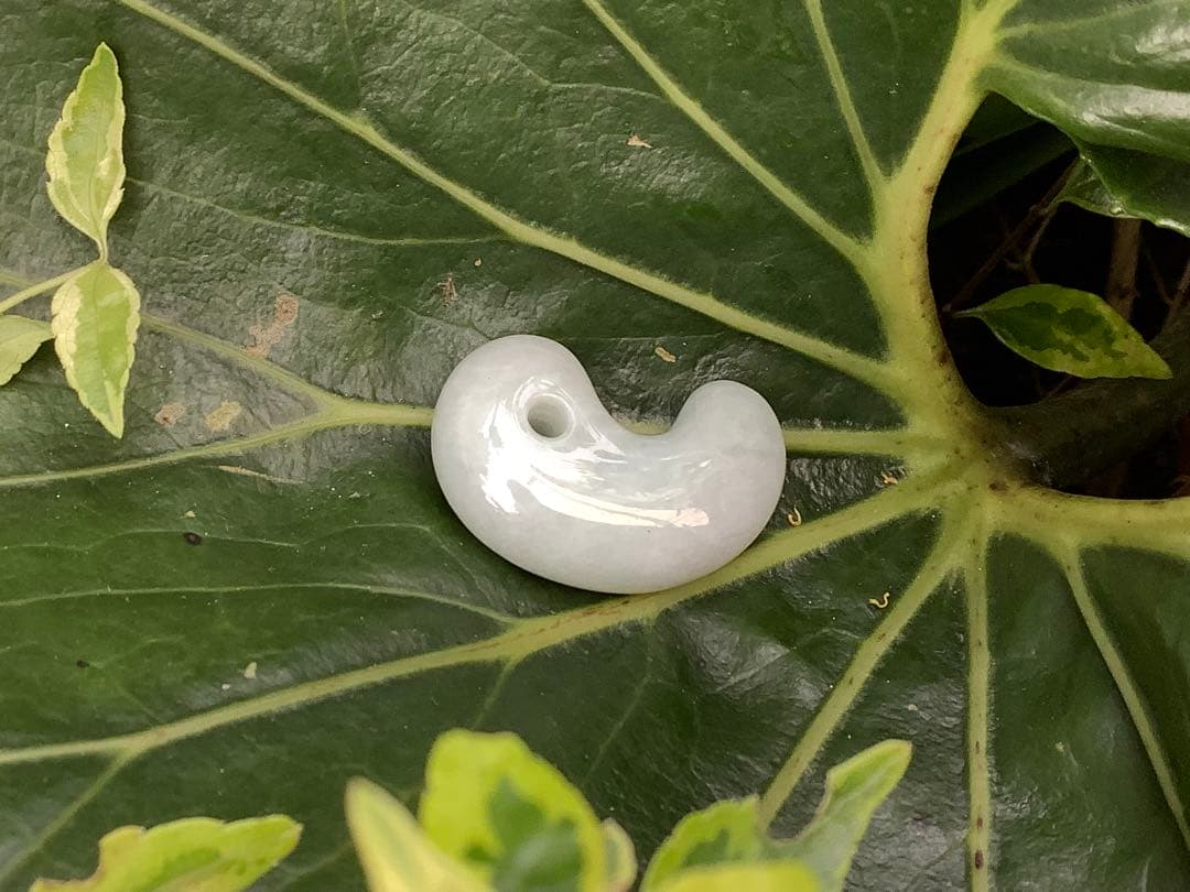 ✳極上物　本物ジェダイト　糸魚川翡翠勾玉　最安値卸し‼️ 守護石に　鑑定機関鑑…