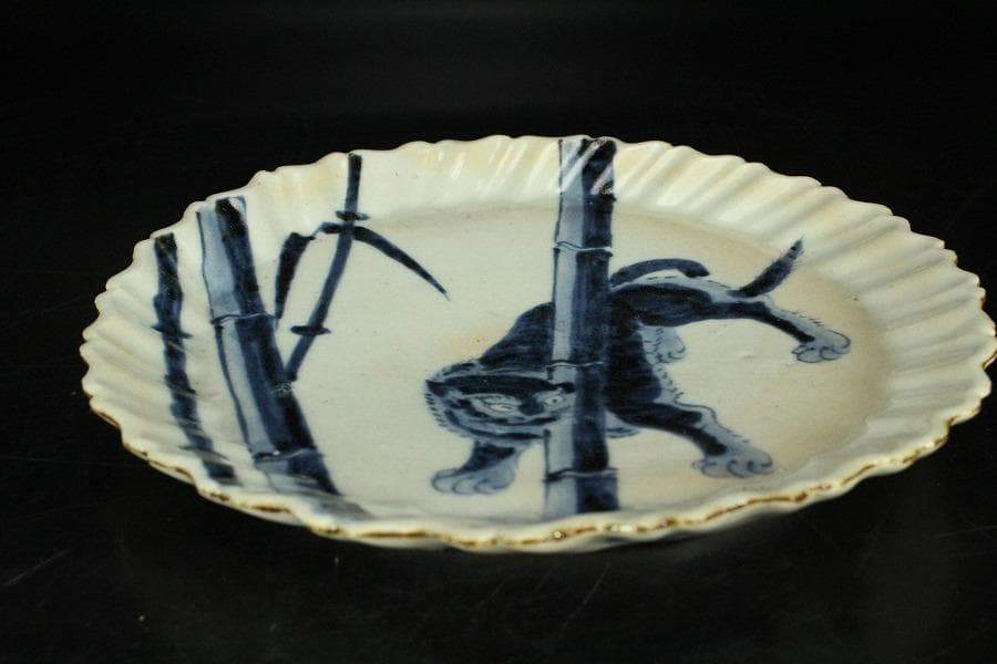 古美術 青花 染付 竹虎絵 皿 藍柿 古伊万里(K-YC553)