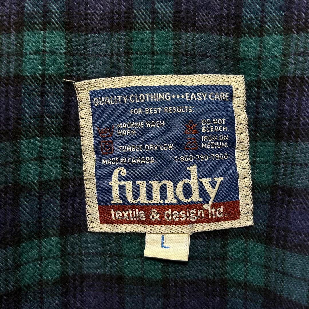 古着 90ヴィンテージ カナダ製　ナイロンジャケット　ビッグ刺繍ロゴ　フーディ