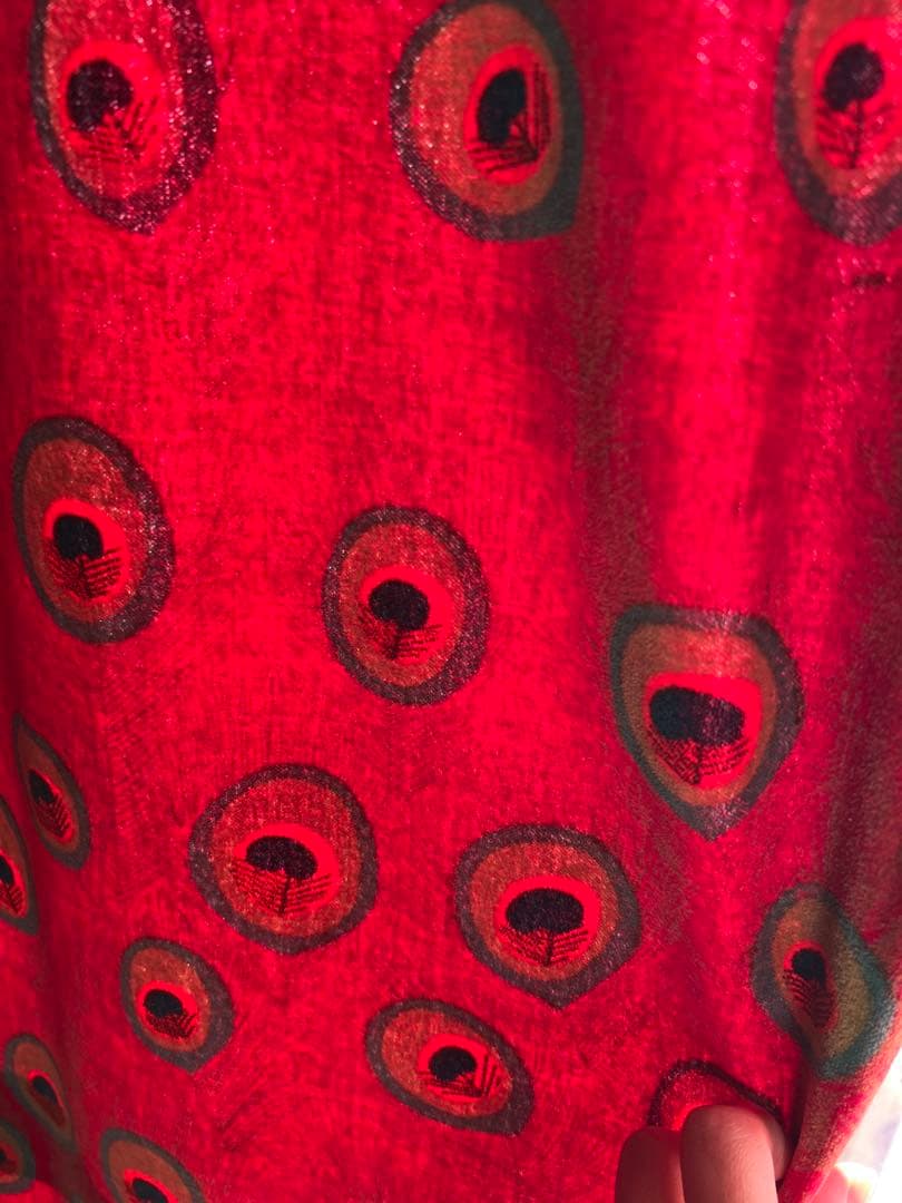 赤い円形模様のドレープカーテン