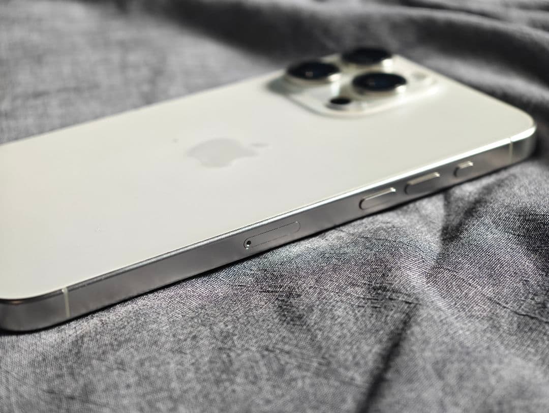 平*風様 iPhone 15 pro max ホワイト 256GB バッテリー