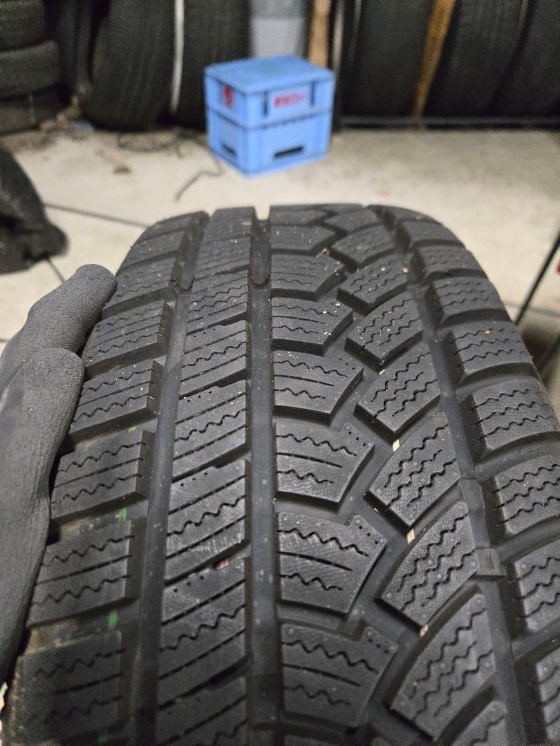 スタッドレスタイヤ　215/60 16インチ アルミホイール付き 発送1/7〜