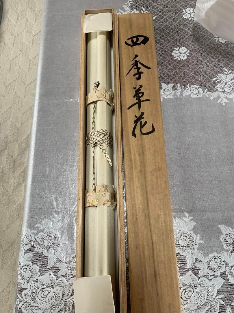 【掛け軸】バラの絵柄　上品なインテリアに!　木箱入り