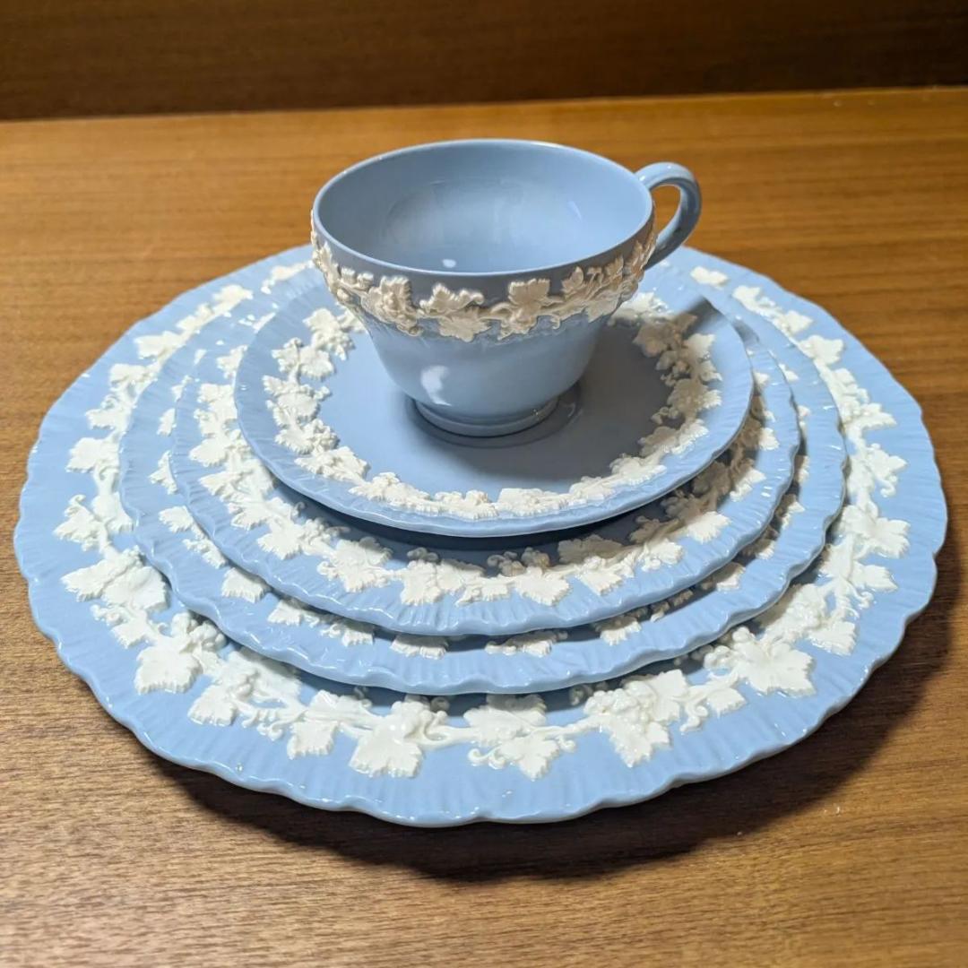 美品 ★ ウェッジウッド エンボス クイーンズウェア クリーム シェルエッジ