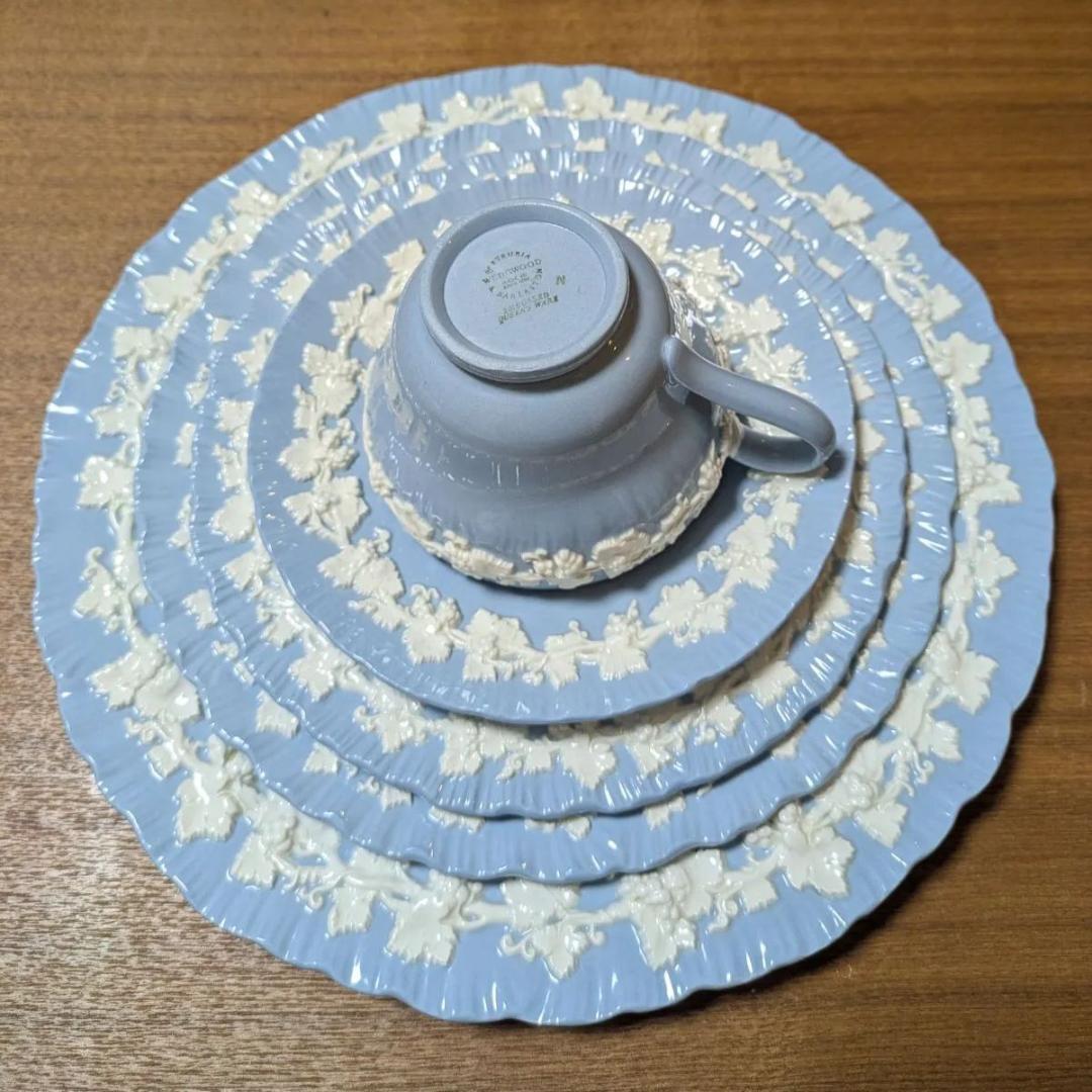 美品 ★ ウェッジウッド エンボス クイーンズウェア クリーム シェルエッジ