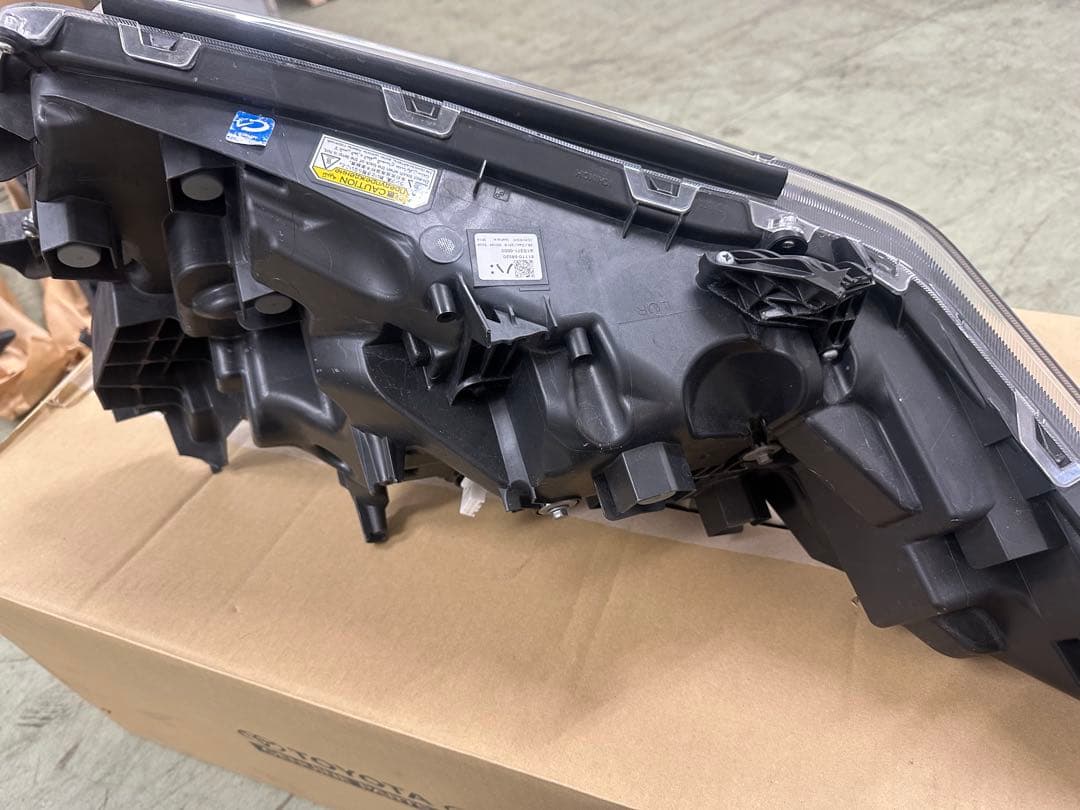 30アルファード 後期　ヘッドライト右　後期　3眼