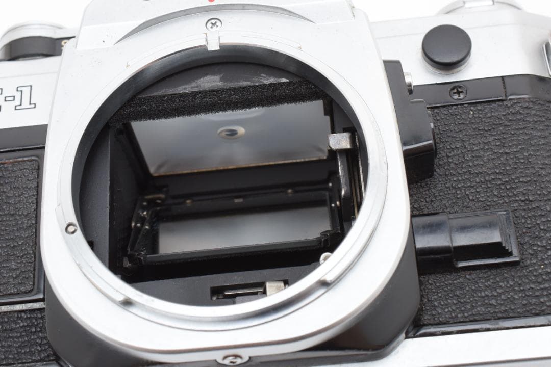 美品 CANON AE-1 シルバー フィルムカメラ　モルト新品交換済 M764