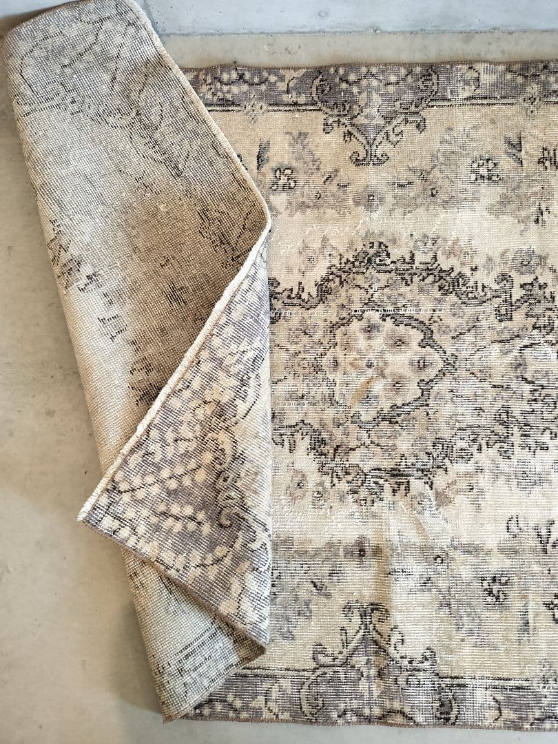 【AYA ☆ セール中】淡いグレーとクリームの淡色ラグ　　No.617