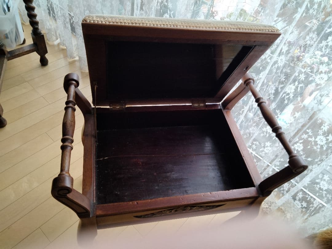 イギリスからの収納できるビンテ−ジスツ−ル、秘密の物入れ、刺繍