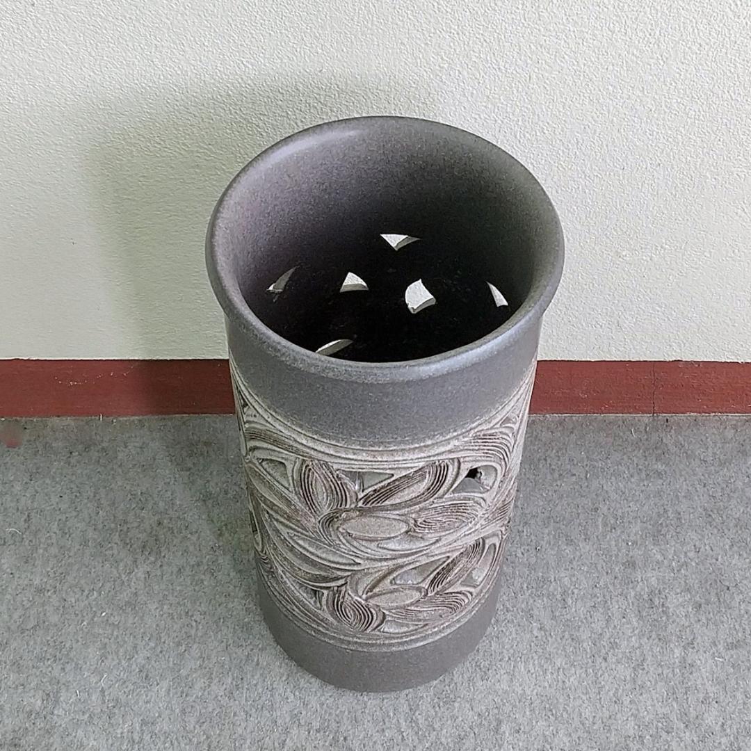陶器傘立て　黒窯変唐草彫傘立　信楽焼　丸伊製陶　2-2920　傘約7本収納可能