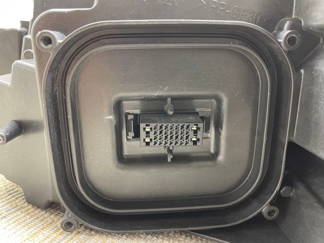 VOLVO ボルボ V40 MB系後期 右側ライト LED 31420446