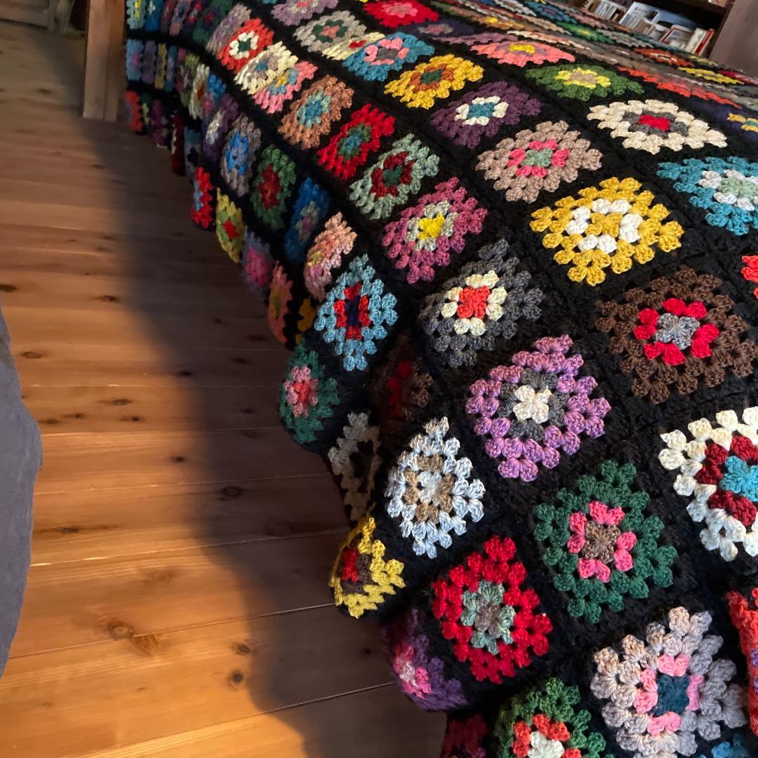 カラフルなモチーフ編み　ベッドカバー