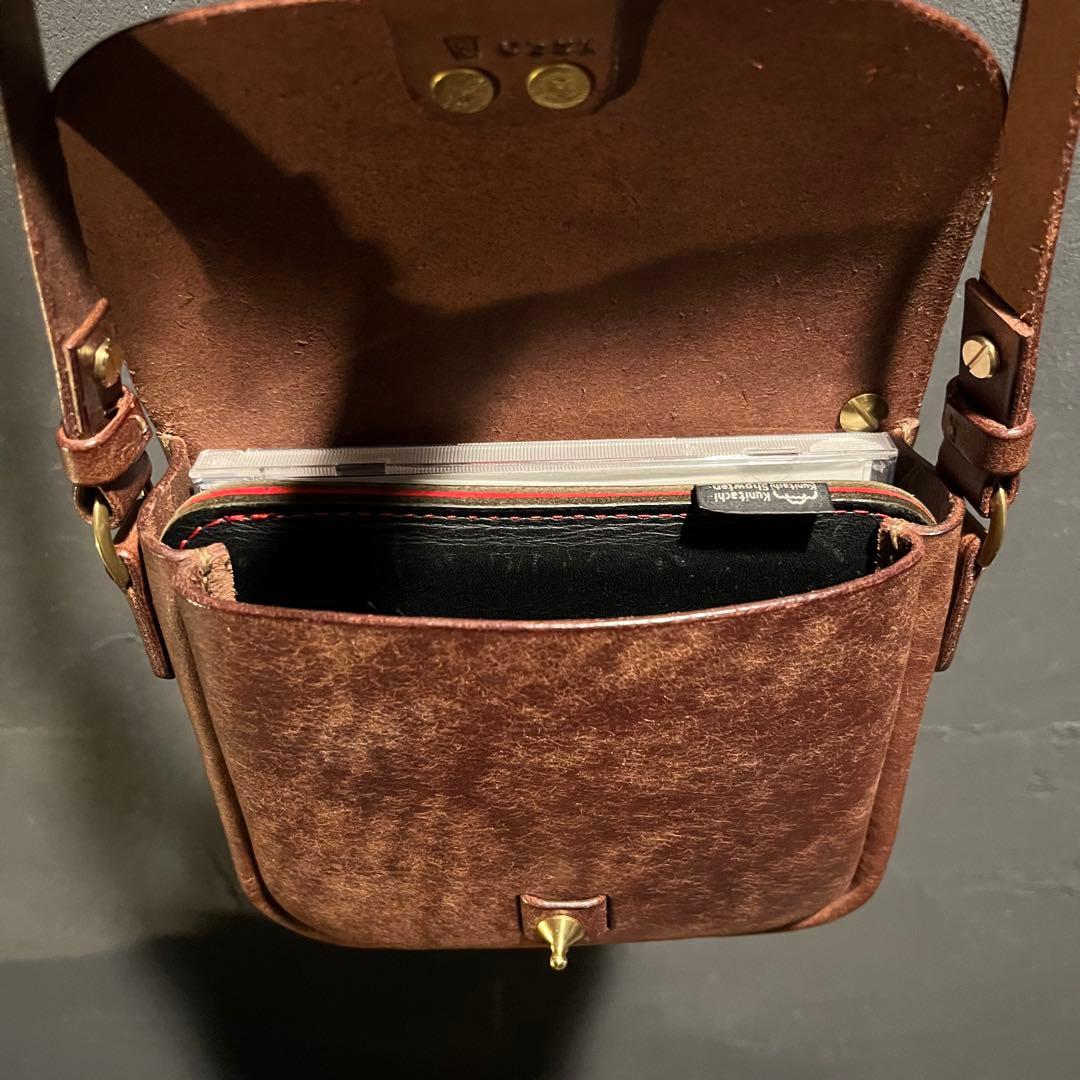 プエプロレザーのポシェット レザーミニバッグ 冬コーデアイテム