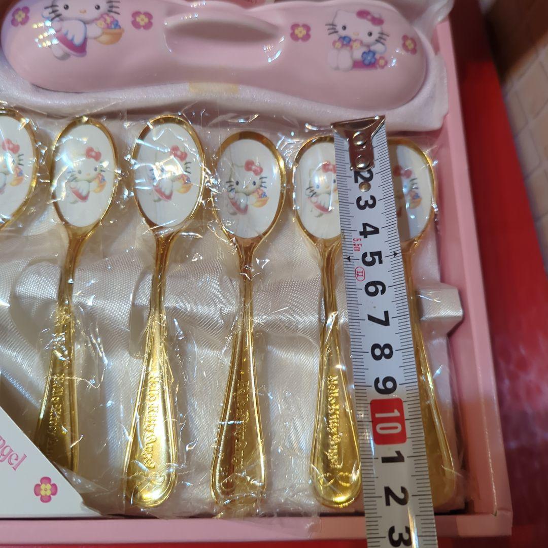 ハローキティのエンジェルキティシリーズのコーヒースプーンとスプーンレストのセット