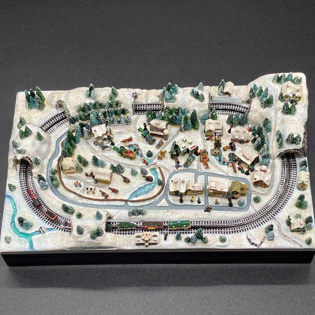 トーマスキンケード　雪景色　村のクリスマス列車　ミニチュア　ジオラマ　ライト