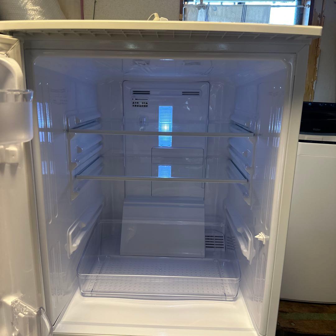 シャープ冷凍冷蔵庫　137L 横縞模様　ドア付け替え可　自動霜取り機能付き