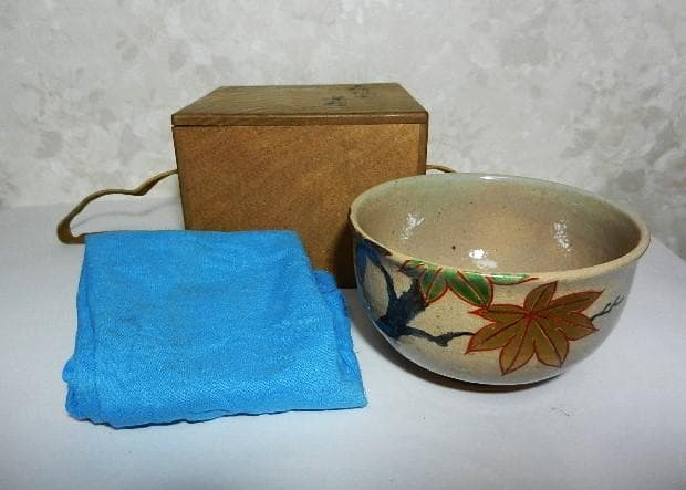 茶道具「色絵楓ノ図茶碗（泥中蔵六造）」（希少骨董色絵茶碗か）