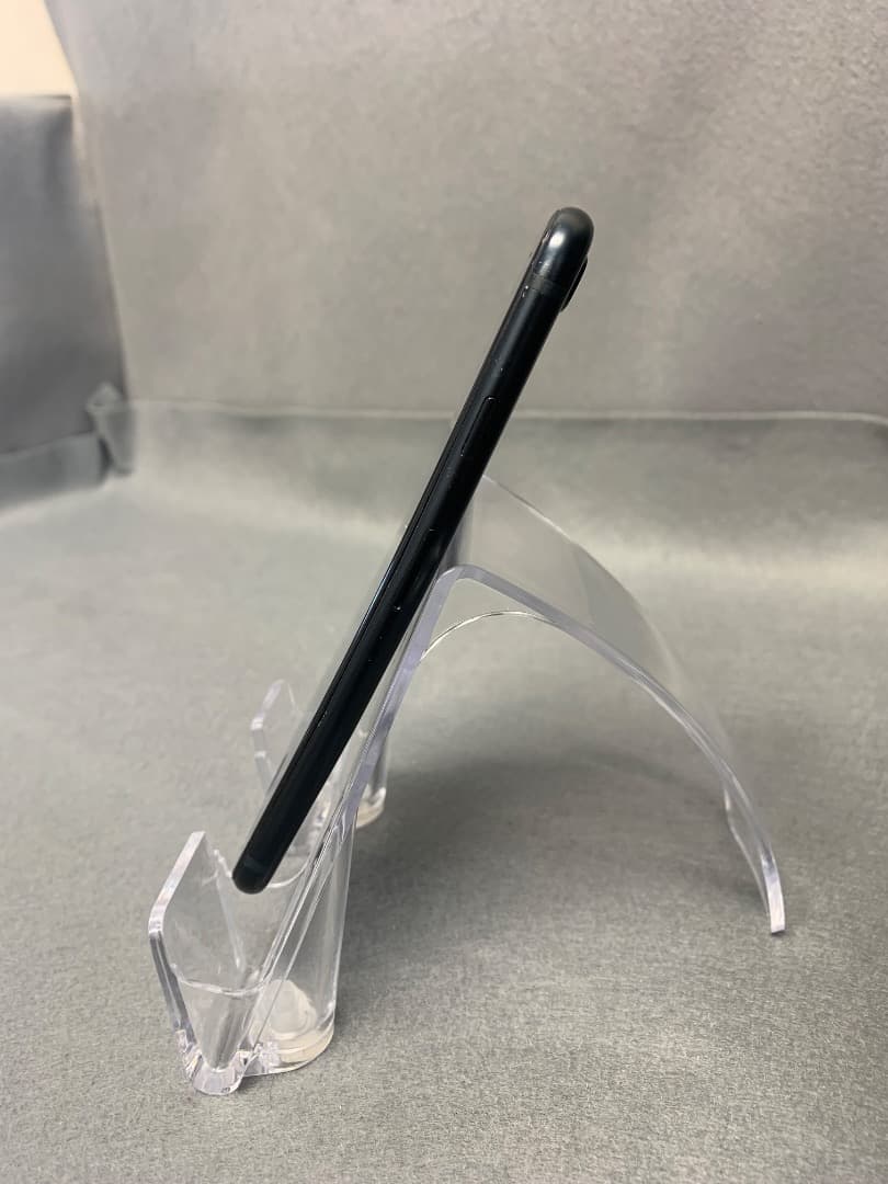 美品　国内版　SIMフリー　iPhoneSE-3 64GB ミットライト色