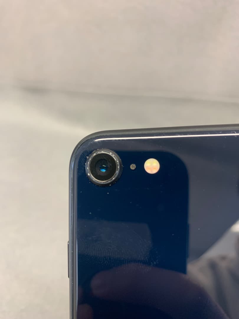 美品　国内版　SIMフリー　iPhoneSE-3 64GB ミットライト色