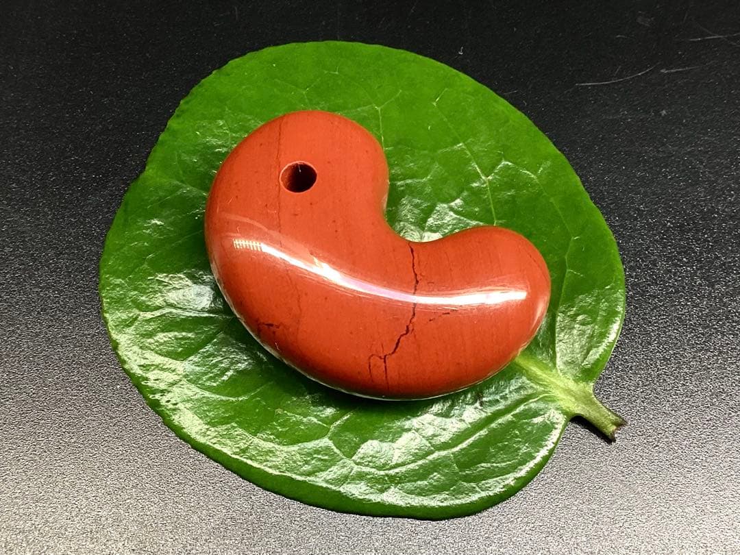 極上日本三大銘石‼️佐渡赤石勾玉　強力パワー黒線入り日本一美麗な赤色彩　安価卸し‼️