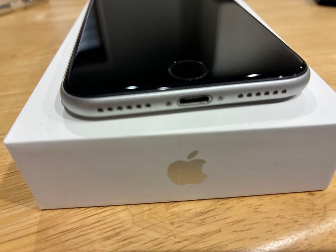 Apple iPhone SE 第二世代　ホワイト 本体　64GB 箱あり