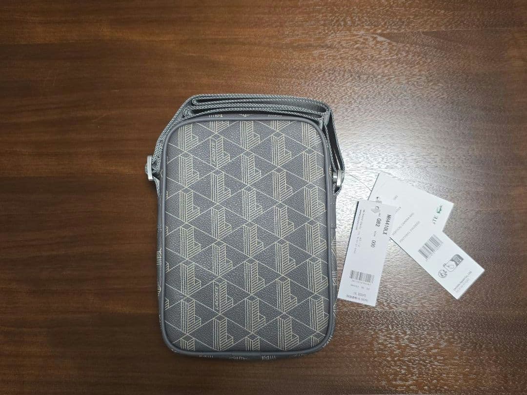 LACOSTE ラコステ ブレンド モノグラムバーティカルショルダーバッグ