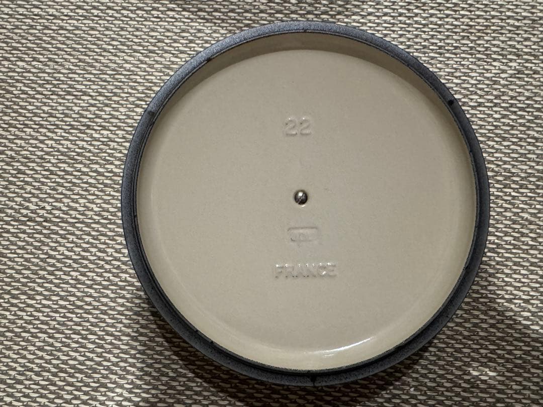 【けーき】 【美品】ル・クルーゼ ココット・ロンド 22cm メレンゲ