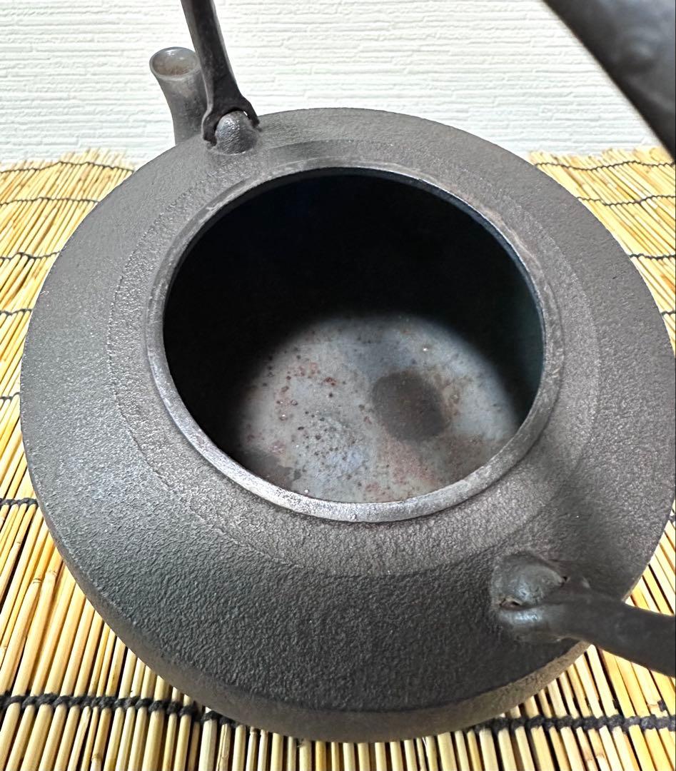 ＵＳＥＤ品 昭和期造　菊地保寿堂名人　菊池熊治作　１２型 梅文様 肩衝 南部鉄瓶