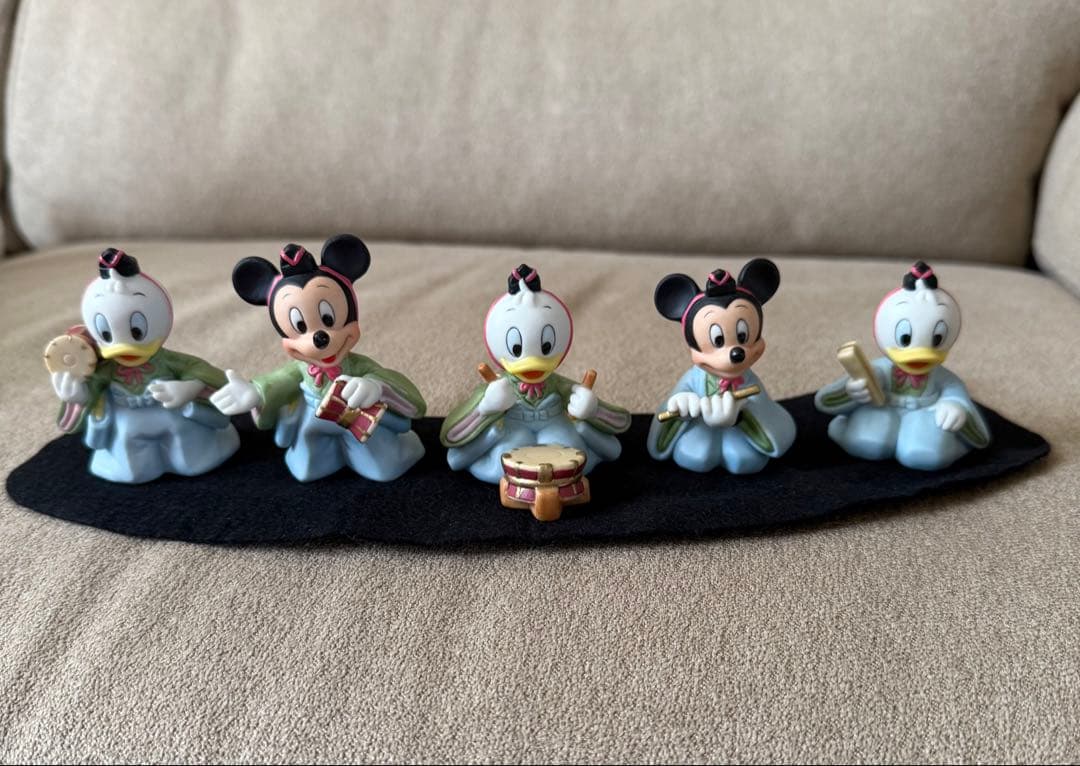 【お雛祭り】ディズニー陶器雛飾り お内裏様・三人官女 ・五人囃子