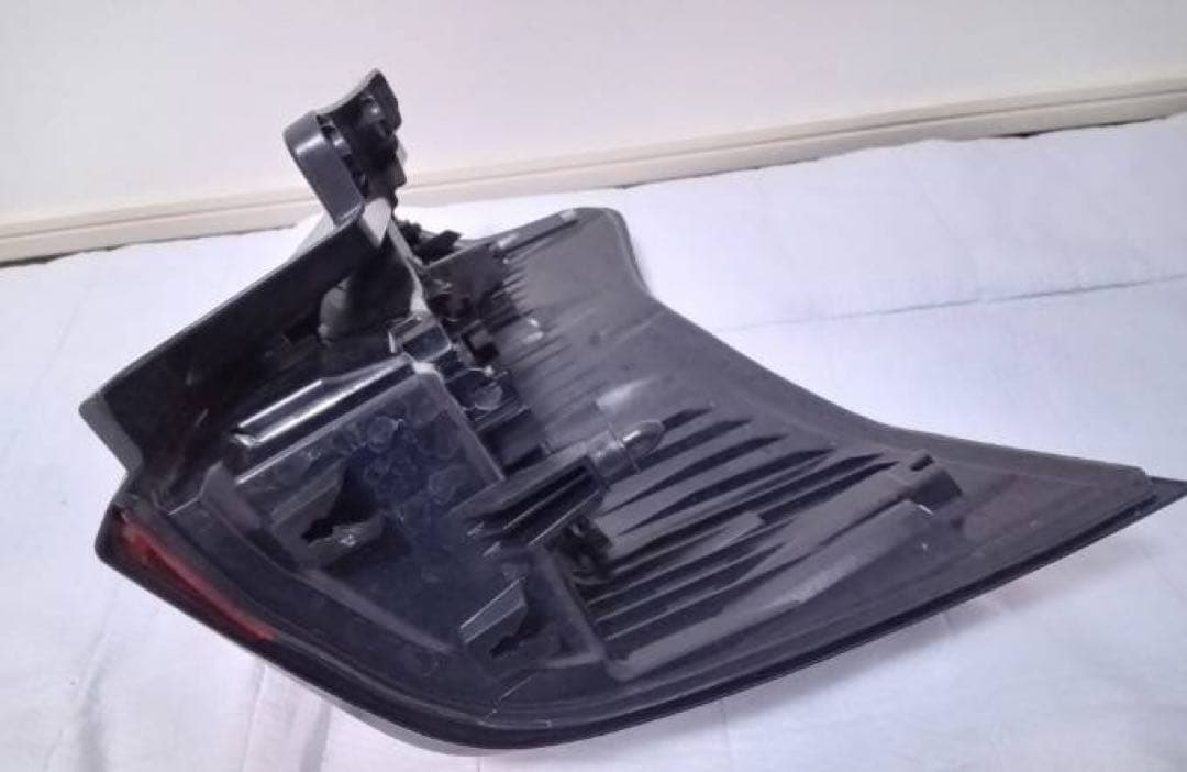 プラド150系後期純正テールランプ（左側のみ）