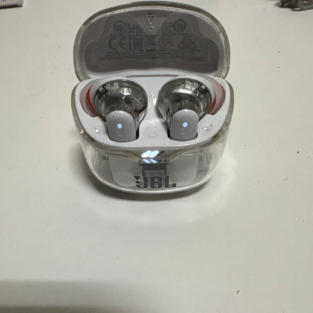 JBL ワイヤレスイヤホン ホワイト 充電ケース付き