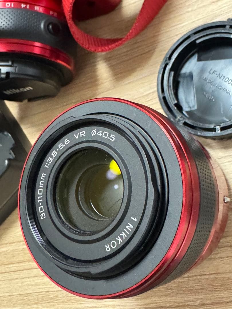 Nikon 1 J1 レッド デジタルカメラ 10-30mmレンズ付き