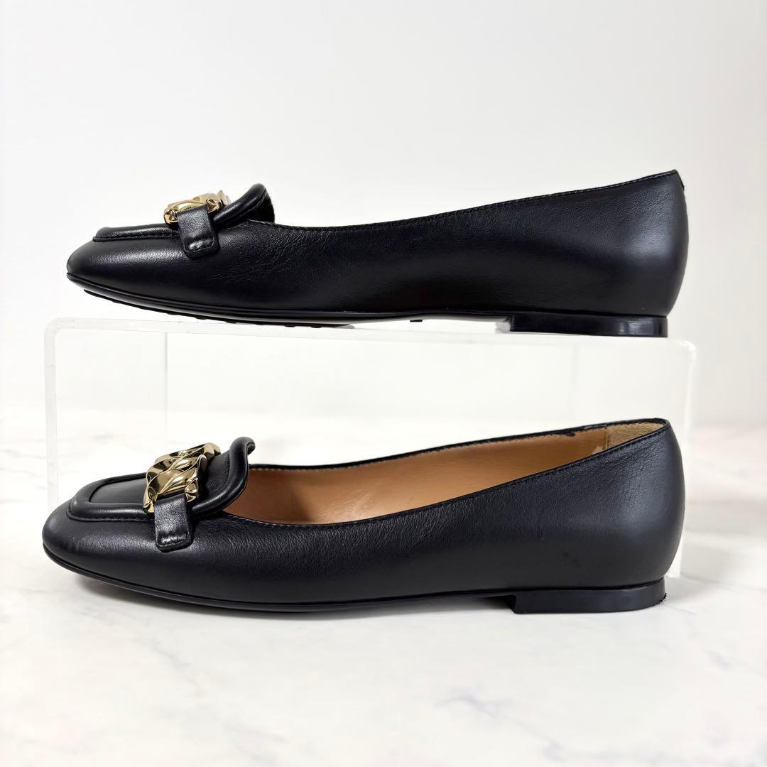 極美品 トッズ 35.5 メタルチェーン スクエアトゥ フラットシューズ 黒金