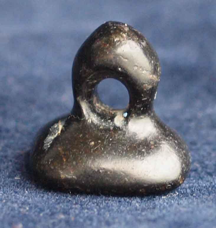 艶のある角型黒曜石に星と鹿を刻む、孔と取っ手付きスタンプ印章　古代近東印章事情