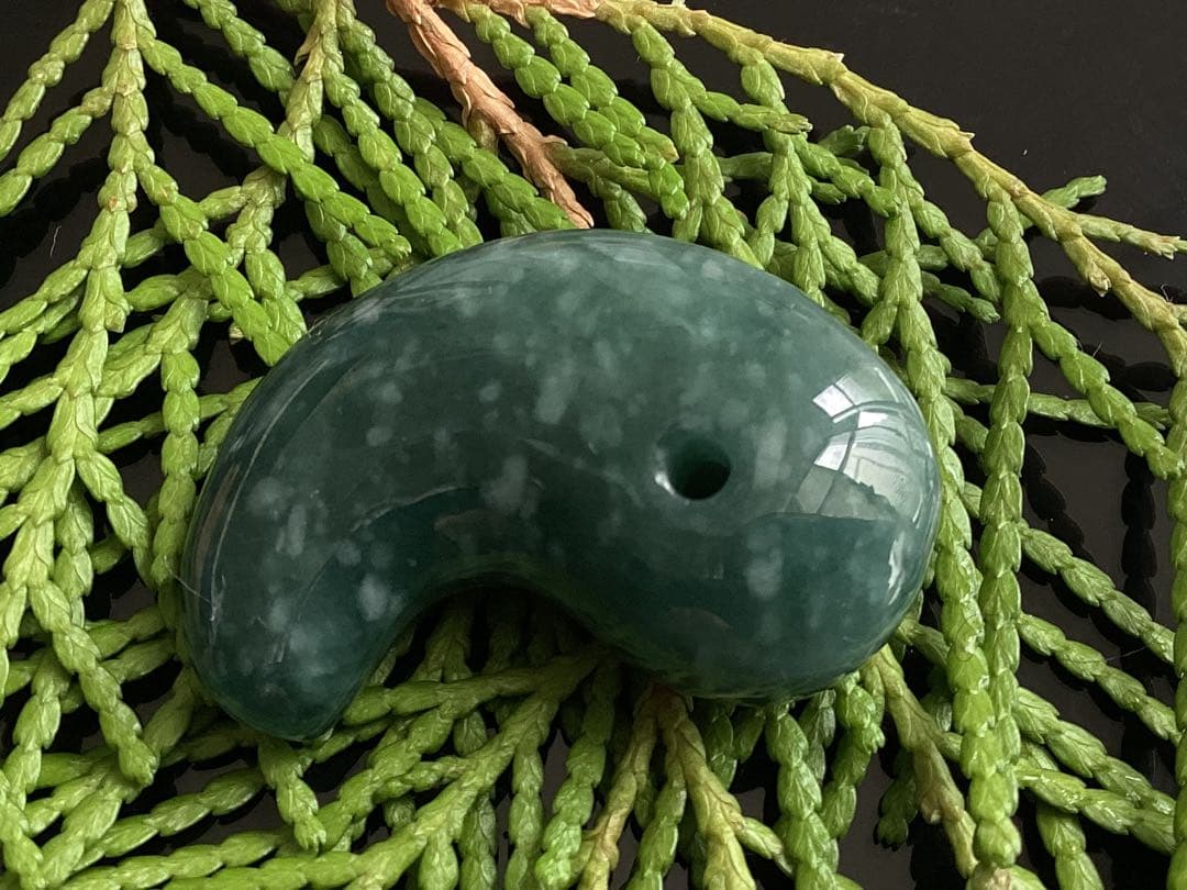 本物の雪にて✳ premium一流の勾玉‼️格上の糸魚川翡翠‼️味身色合い抜群　鑑別