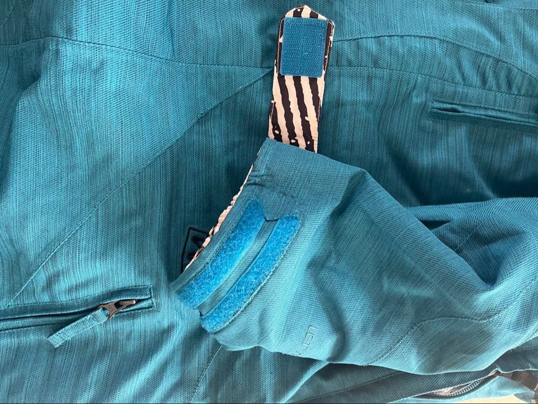 最終特別お値下げ❣️VOLCOMスノーボードウェア Lサイズ 上下セット　暖かい