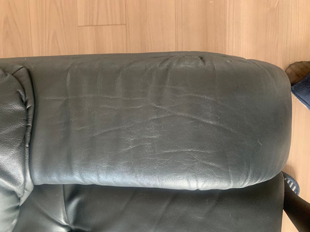 黒いレザー3人掛けソファ
