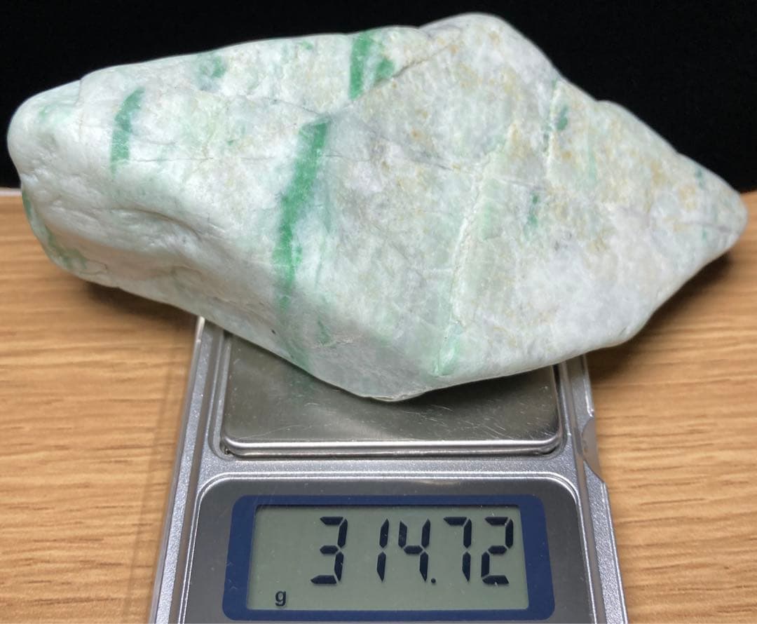 5月13日22時までの出品！　糸魚川翡翠　小断層翡翠　川石　原石　314.7ｇ