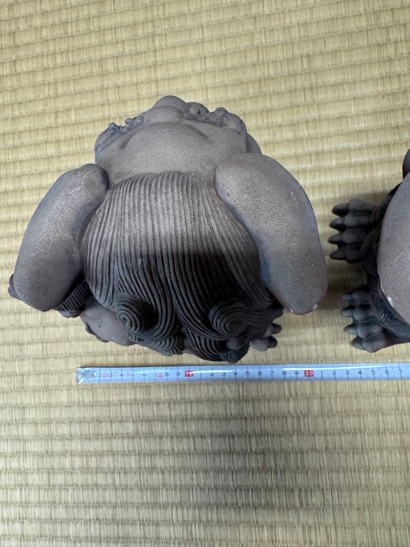 沖縄の伝統的な守り神であるシーサーの置物　約20cm