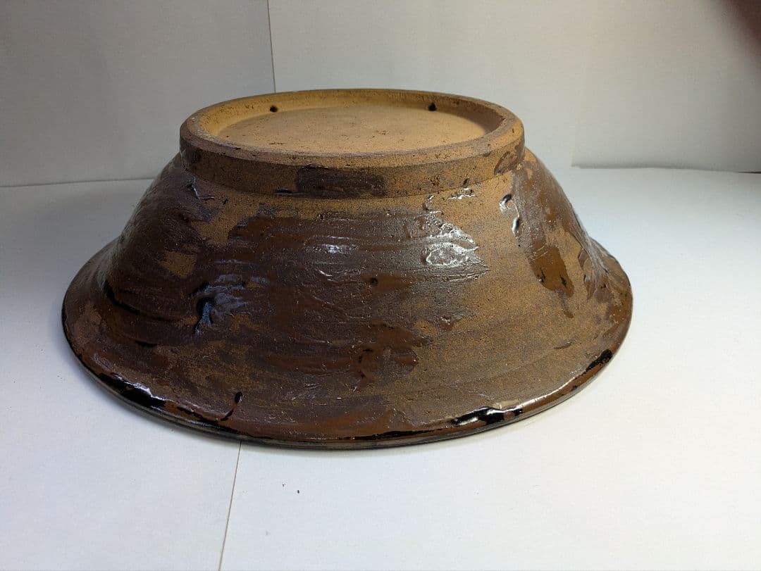 【真作】沖縄壺屋焼、仁王窯、小橋川仁王作、『魚文飾鉢』、銘「仁王」、皿立付、箱無