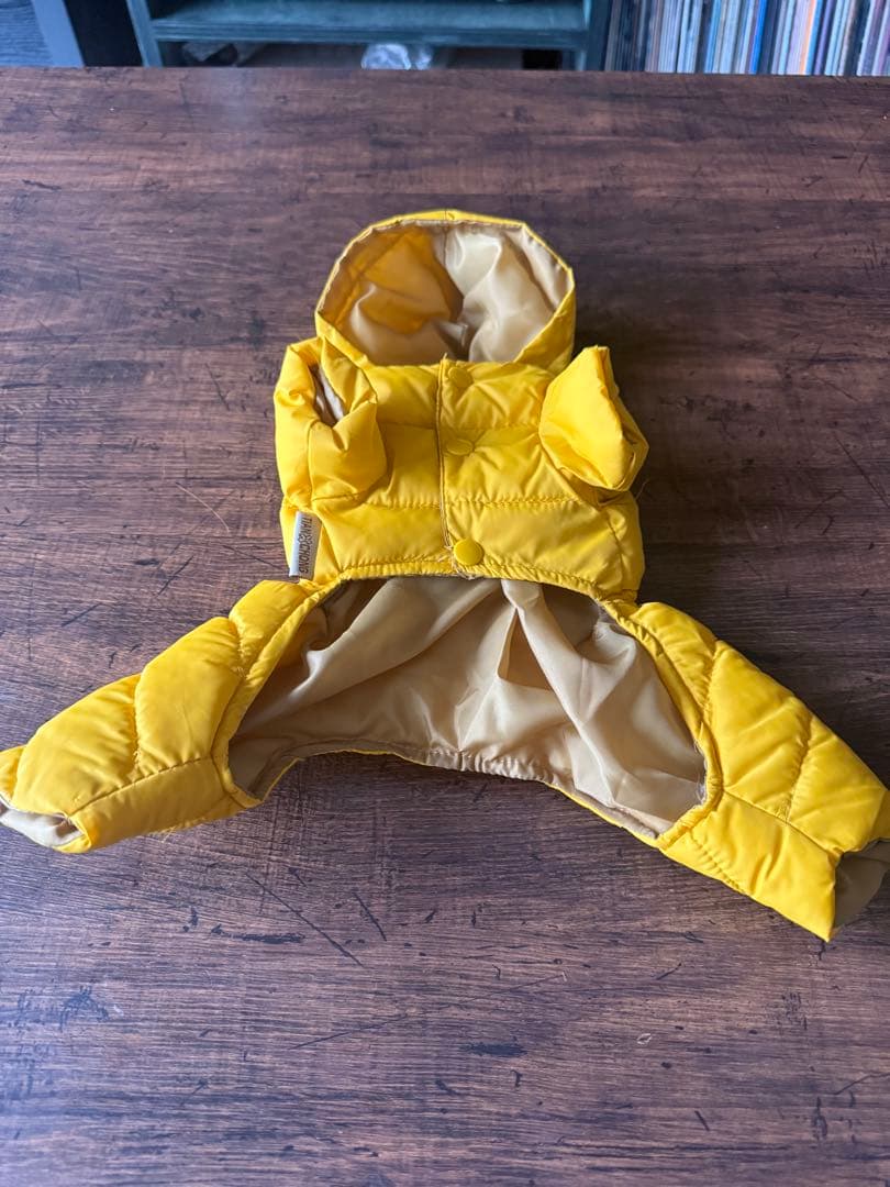 (SALE)注目【美品】MONCLER 犬服 フード付き黄色 小型犬用
