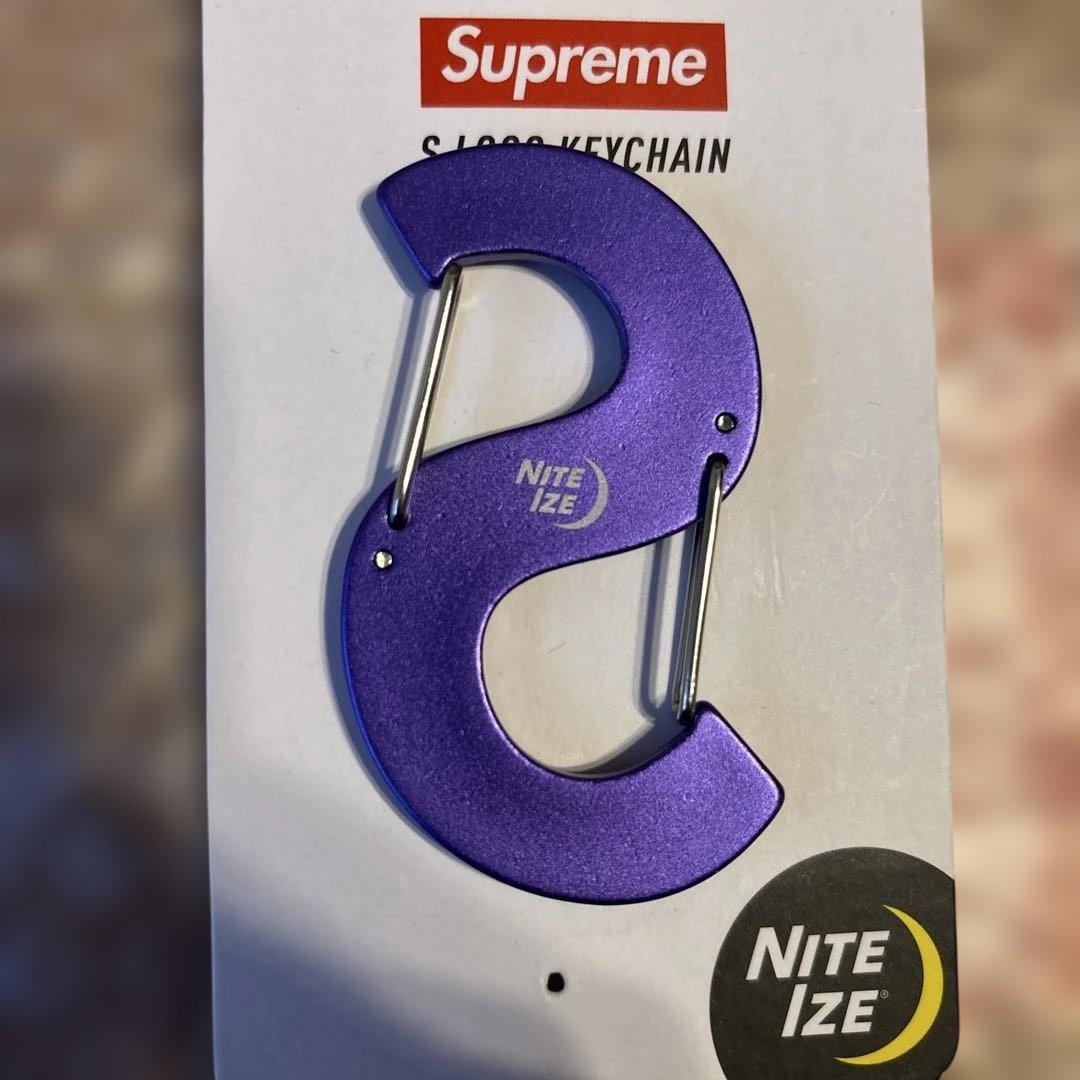 Supreme / Nite Ize S Logo Keychain 紫